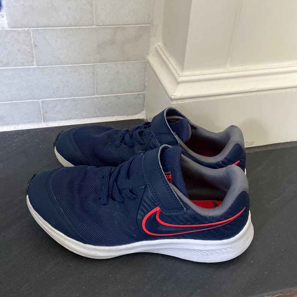 Nike boys strap tennis shoes🧡💙